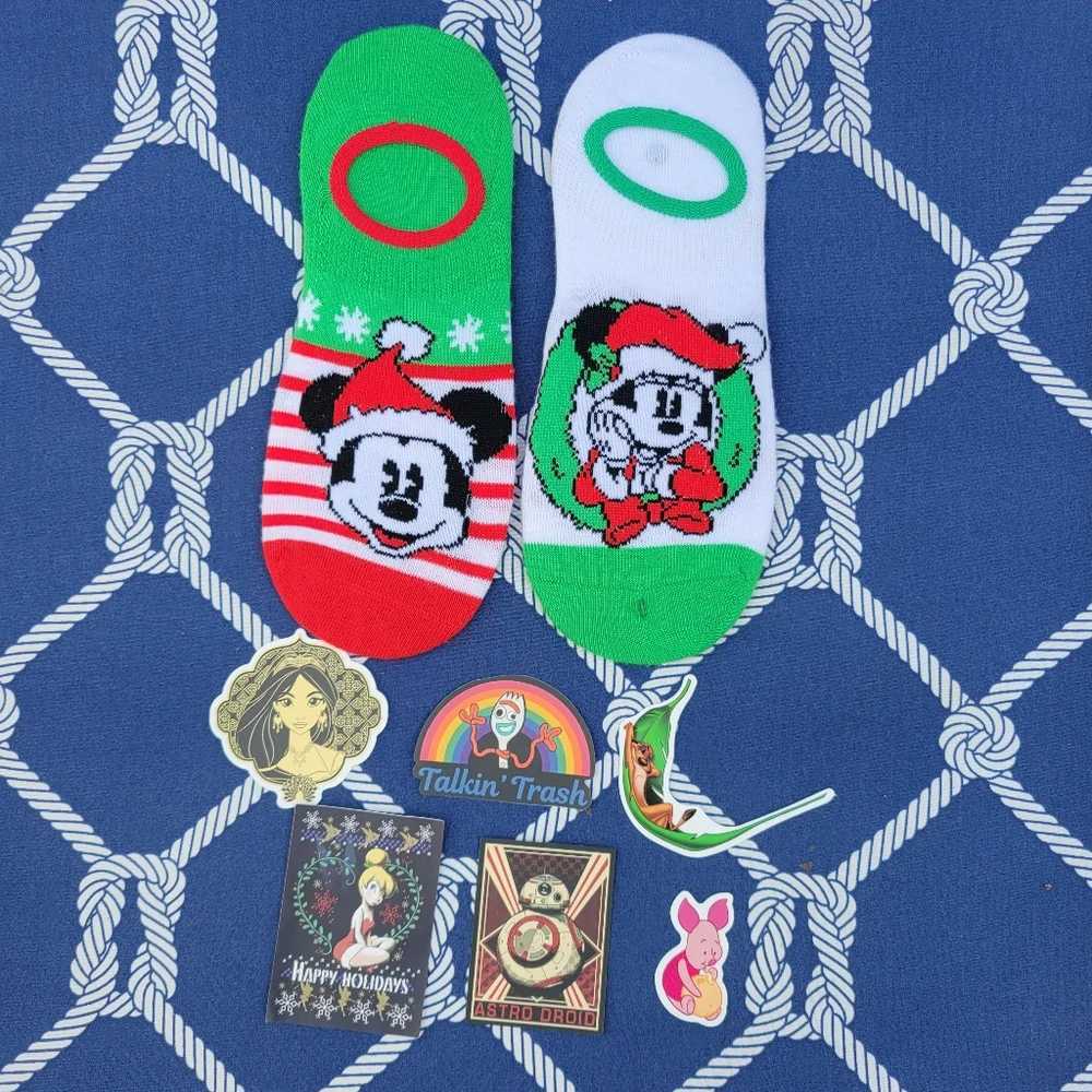 NWOT! Disney Mickey Mouse Christmas Liner No Show Socks, Red & Green + Stickers